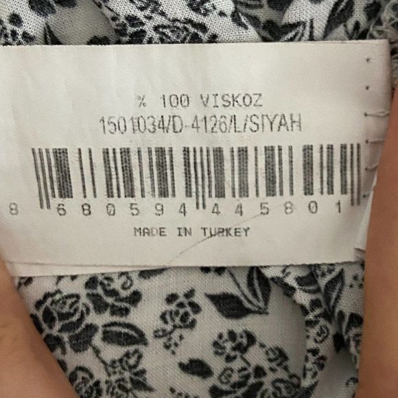🌿4/$35 🌿BUSEM Black & White‎ Floral Tunic - Picture 8 of 9
